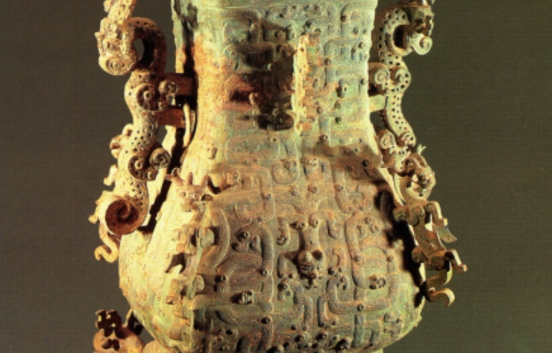 青铜器和玉器在仪式中有什么不同作用？